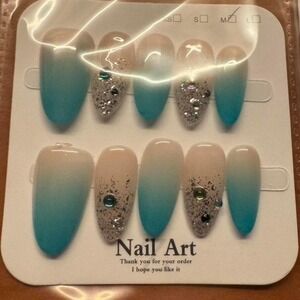 ❄️ Curated Premium Nail Set‎ – Gradient Blue & White with Rhinestones